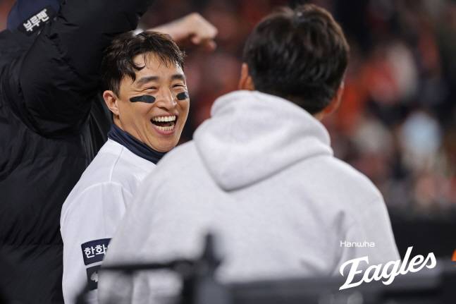 한화 손아섭(왼쪽)이 29일 한국시리즈 3차전에서 득점 후 미소를 짓고 있다. /사진=한화 이글스 제공