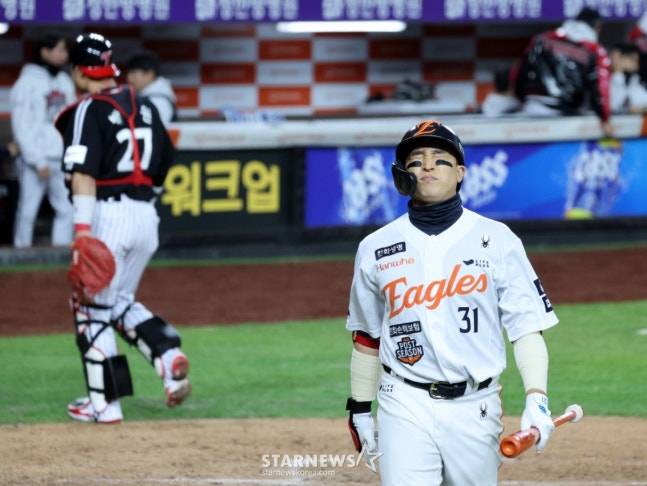 삼진을 당한 뒤 아쉬워하는 손아섭(오른쪽). /사진=강영조 선임기자