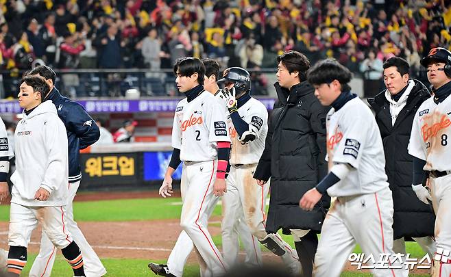 30일 오후 대전 한화생명 볼파크에서 열린 '2025 신한 SOL Bank KBO 한국시리즈' LG 트윈스와 한화 이글스의 4차전 경기, 9회에만 6점을 뽑아낸 LG가 한화에 7:4 역전승을 거두며 통합우승에 단 1승만을 남겨뒀다. 경기종료 후 한화 선수들이 그라운드를 빠져나가고 있다. 대전, 김한준 기자