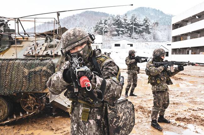 한국 국군도 씹어먹는다'' 한국 땅에서 주둔하고 있다는 북한군의 정체 | 오버히트