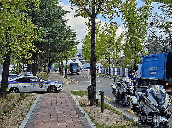 보문관광단지 내부 모습. 정상 회의장인 경주화백컨벤션센터(HICO) 및 보문관광단지 일대는 오전부터 일반차량 통행이 제한됐다. 내부에는 사전 배부한 비표를 확인하고 삼엄한 차량수색 등을 거쳐야 진입할 수 있었다.최류빈기자 rubi@mdilbo.com