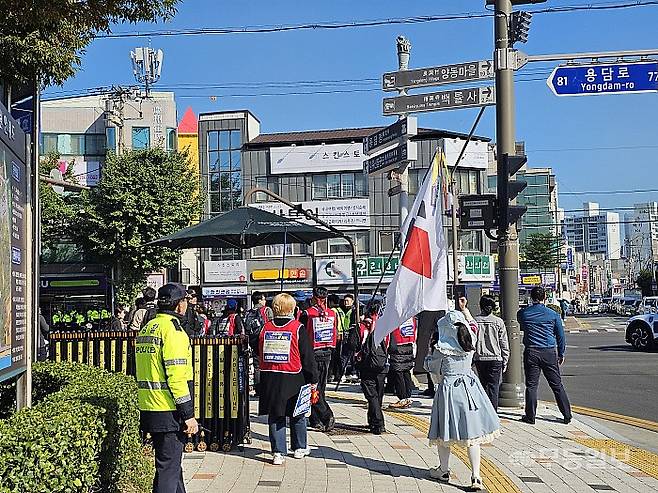 한일 정상회담을 앞두고 시위대가 경주 시내에서 일본 기업을 비판하는 시위를 벌이고 있다.최류빈기자 rubi@mdilbo.com