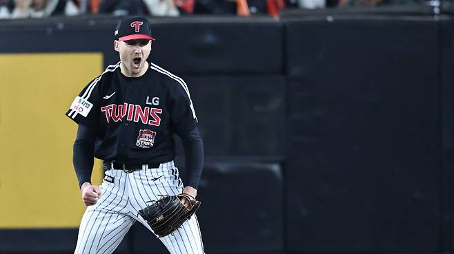 31일 대전한화생명볼파크에서 열린 2025 프로야구 KBO리그 포스트시즌 한국시리즈 5차전 LG 트윈스와 한화 이글스의 경기. 7회말 2사 LG 톨허스트가 한화 최재훈을 삼진아웃으로 처리한 뒤 환호하고 있다. 사진=연합뉴스