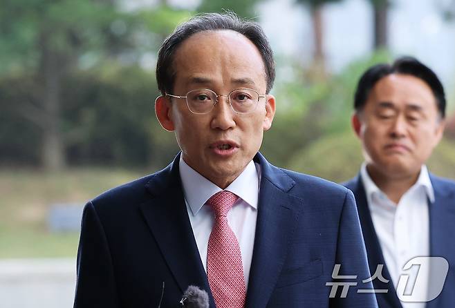 국회의 계엄해제 의결을 방해한 의혹을 받는 추경호 전 국민의힘 원내대표가 30일 오전 서울 서초구 서울고등검찰청에 마련된 내란 특검팀(특별검사 조은석) 사무실에서 피의자 신분으로 조사를 받기 위해 출석하며 입장을 밝히고 있다. 2025.10.30/뉴스1 ⓒ News1 오대일 기자