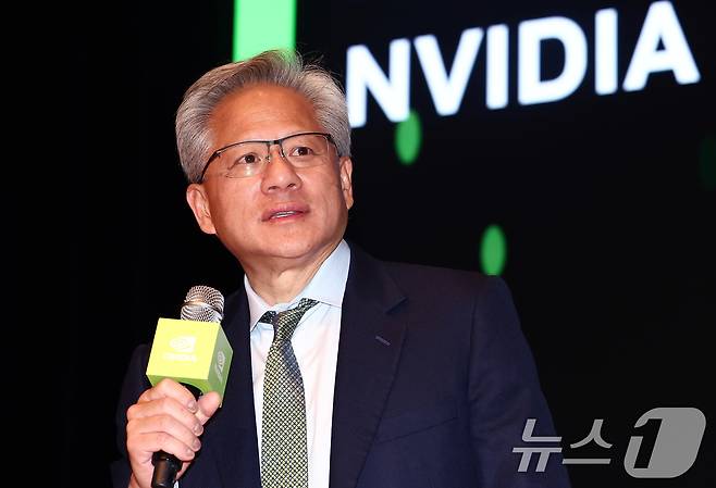 젠슨 황 엔비디아 최고경영자(CEO)가 31일 오후 경북 경주예술의전당에서 기자간담회를 하고 있다. 2025.10.31/뉴스1 ⓒ News1 김민지 기자