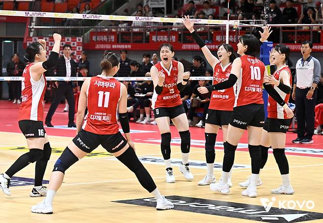 기뻐하는 페퍼저축은행 선수들. 제공 | 한국배구연맹