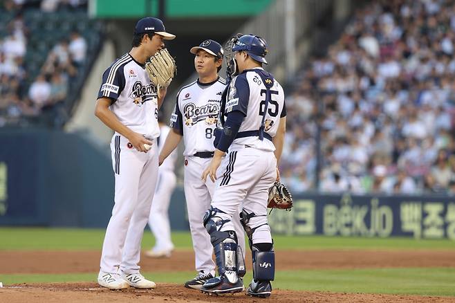 두산을 떠나 KIA에서 지도자 생활을 하게 된 김지용 코치(가운데). 사진 | 두산 베어스