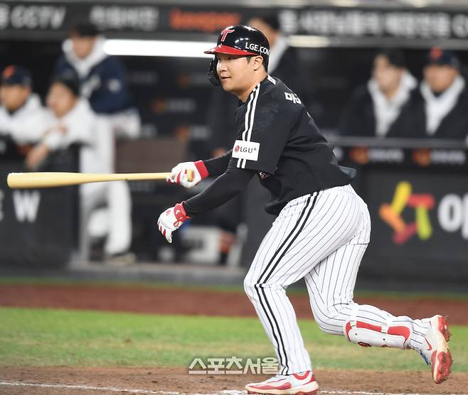 LG 문보경이 30일 대전 한화생명볼파크에서 열린 2025 KBO 한국시리즈 4차전 한화와 경기 8회초 2사1루 좌전안타를 치고 있다. 대전 | 최승섭기자 thunder@sportsseoul.com