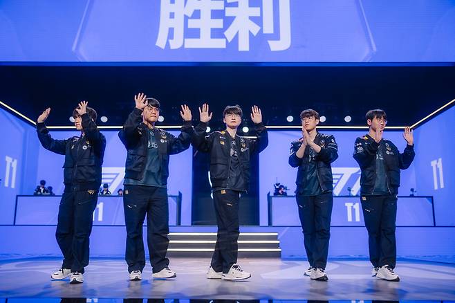 T1이 14일(한국시간) 중국 베이징 스마트e스포츠 센터에서 열린 롤드컵 플레이-인에서 IG를 세트 스코어 3-1로 꺾고 팬들에게 인사하고 있다. 사진 | 라이엇 게임즈
