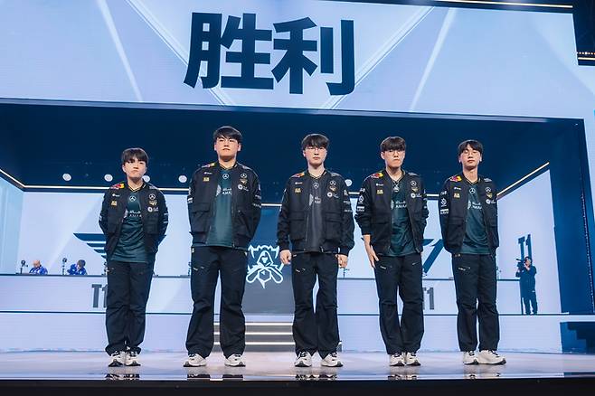 T1이 25일 중국 베이징 스마트 e스포츠센터에서 열린 2025 LoL 월드 챔피언십 스위스 스테이지 5라운드 매드 코이전 승리 후 인사하고 있다. 사진 | 라이엇 게임즈