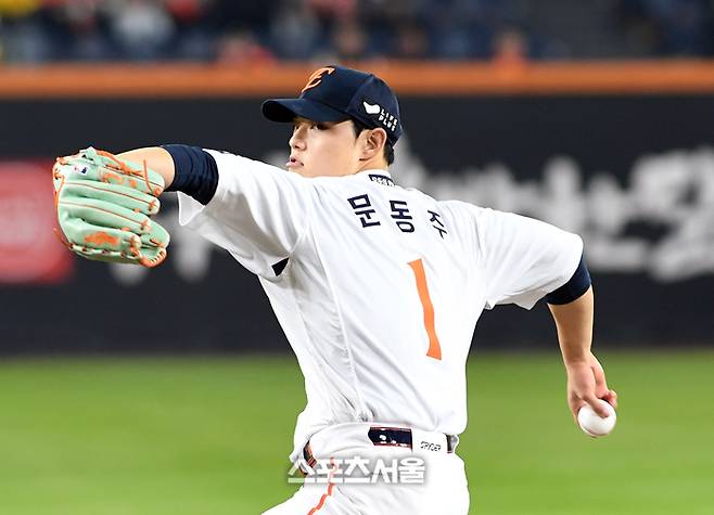한화 문동주가 31일 대전 한화생명볼파크에서 열린 2025 KBO리그 LG와 한국시리즈 5차전에 선발 등판해 힘차게 공을 던지고 있다. 대전 | 박진업 기자 upandup@sportsseoul.com