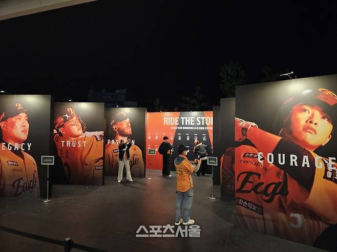 시즌 마지막 경기가 아쉬운지, 한화 팬들은 외야 한켠에 설치된 하이파이브존에서 기념촬영을 하고 있다. 사진 | 대전=장강훈기자 zzang@sportsseoul.com