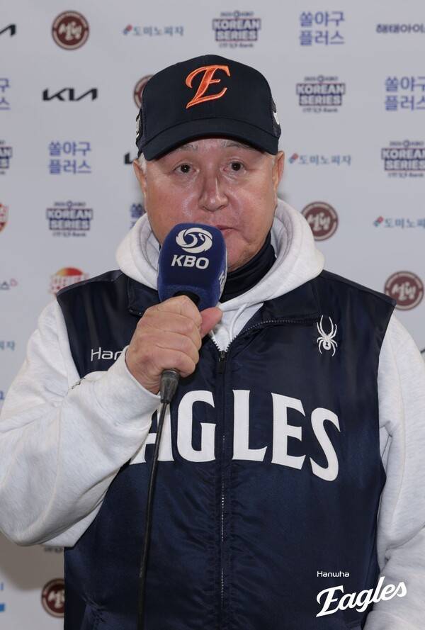 김경문 한화 이글스 감독이 지난 30일 대전 한화생명볼파크에서 열린 한국시리즈 4차전 패배 후 패장 인터뷰를 하고 있다. /사진=한화 이글스
