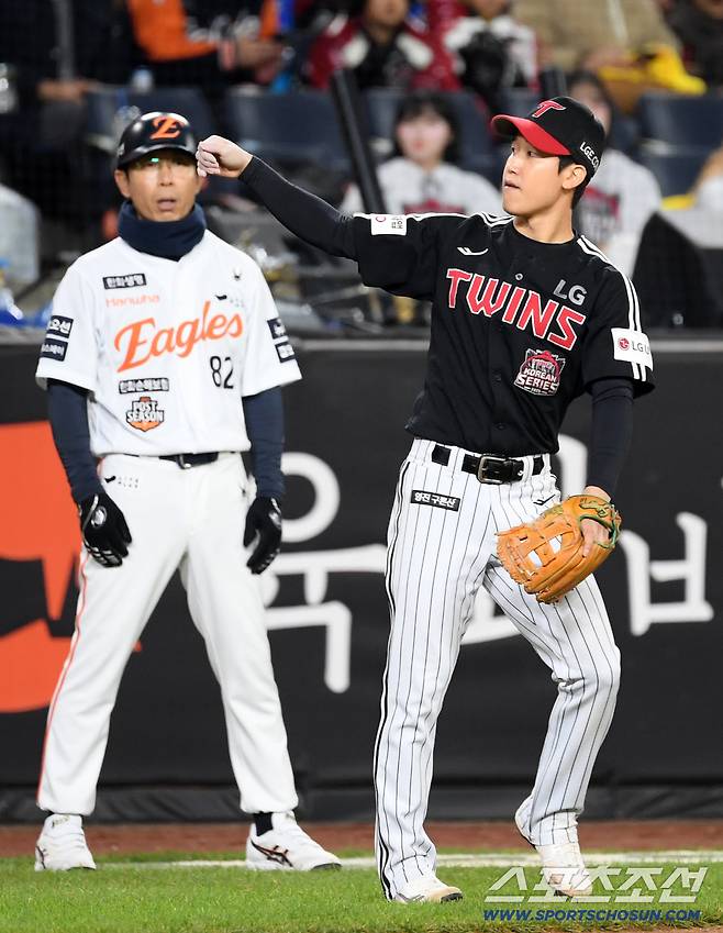 31일 대전 한화생명볼파크에서 열린 한국시리즈 5차전 한화 이글스와 LG 트윈스의 경기. 3회말 무사 1,2루 한화 문현빈 번트 타구를 LG 3루수 구본혁이 포구하지 않고 지켜보고 있다. 대전=박재만 기자 pjm@sportschosun.com/2025.10.31/