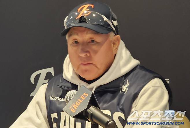 한화 김경문 감독이 한국시리즈 5차전서 패한 뒤 인터뷰를 하고 있다. 대전=권인하 기자