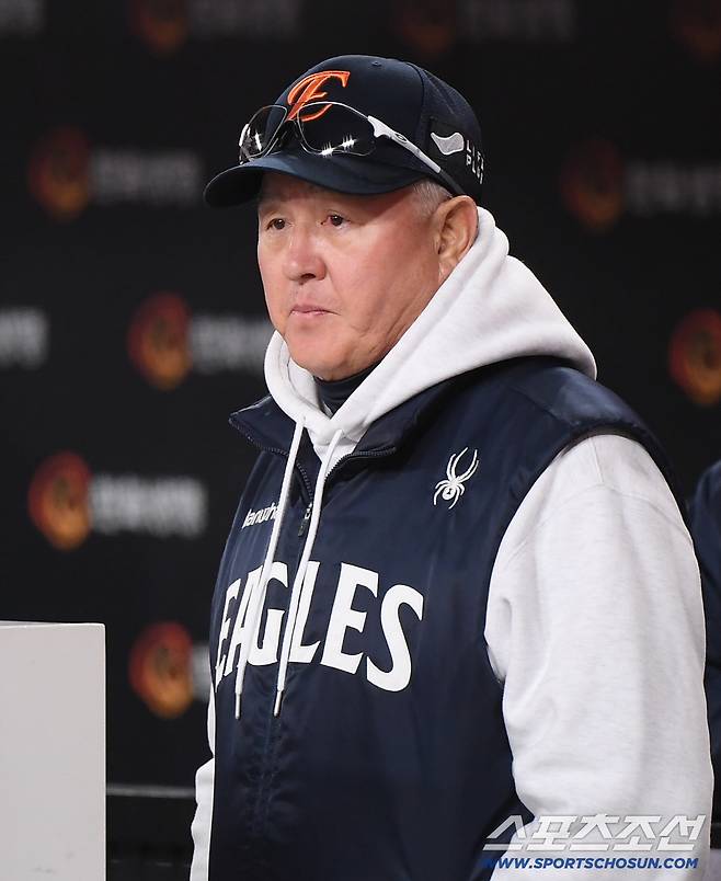 31일 대전 한화생명볼파크에서 열린 LG와 한화의 한국시리즈 5차전. 김경문 감독이 경기를 지켜보고 있다. 대전=정재근 기자 cjg@sportschosun.com/2025.10.31/