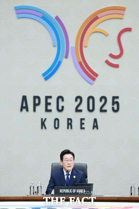 APEC(아시아태평영경제협의체) 정상회의 본회의가 '우리가 만들어가는 지속 가능한 내일 : 연결·혁신·번영'을 주제로 이날부터 이틀간 진행된다. 이재명 대통령은 이번 정상회의에 의장 자격으로 참석해 회의를 주재한다. /APEC 2025 KOREA & 연합뉴스