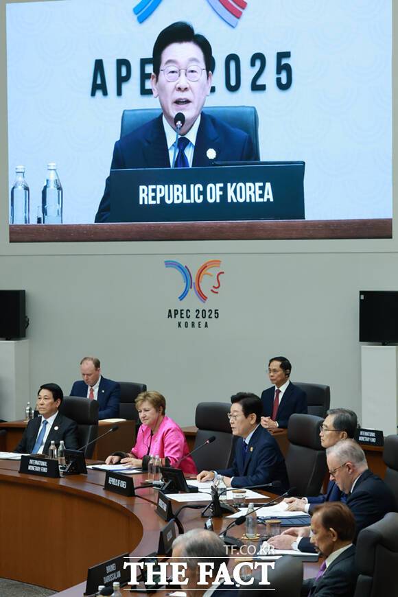 정상회의 첫날 1세션에서는 '더욱 연결되고, 복원력 있는 세계를 향하여'라는 의제로 무역과 투자 증진을 위한 협력 방안을 논의한다. /APEC 2025 KOREA & 연합뉴스