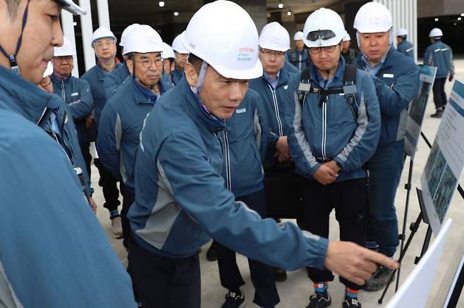 '현장 전사경영회의'를 진행하고 있는 송치영 포스코이앤씨 사장. 회의실 중심 문화를 현장 중심으로 바꾸고 있다. 포스코이앤씨.