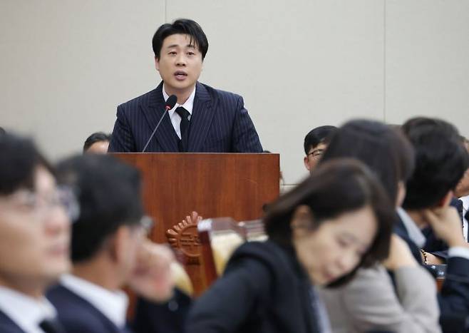 30일 서울 여의도 국회 과학기술정보방송통신위원회에서 열린 종합감사에서 유튜브 채널 '장사의 신'을 운영하는 은현장 씨가 참고인 신분으로 출석해 의원 질의에 답변하고 있다. 연합뉴스