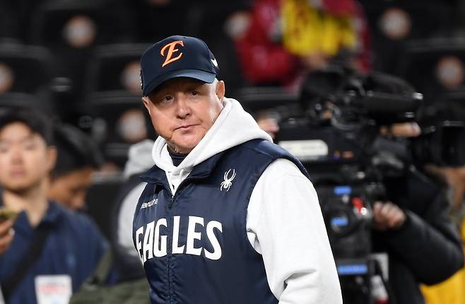 30일 대전 한화생명볼파크에서 열린 한국시리즈 4차전 한화 이글스와 LG 트윈스의 경기. 역전패한 한화 김경문 감독이 경기장을 나서고 있다. /박재만 스포츠조선 기자