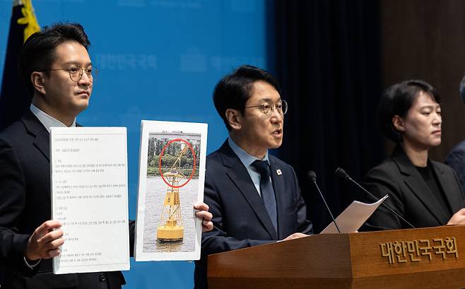 천준호 더불어민주당 의원을 비롯한 국회 국토교통위원회 소속 의원들이 29일 서울 여의도 국회 소통관에서 한강버스 사고 은폐 규탄 기자회견을 하고 있다. /뉴스1