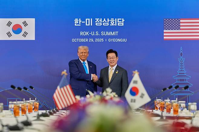 이재명 대통령과 도널드 트럼프 미국 대통령이 29일 경북 경주박물관에서 열린 한미 정상회담에 앞서 악수하고 있다. /대통령실