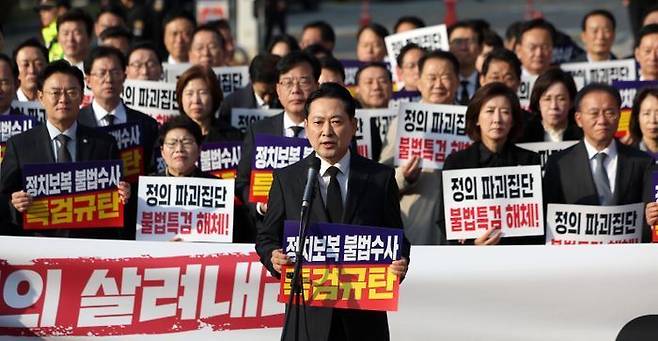 장동혁 국민의힘 대표가 30일 서울 서초구 조은석 특검사무실이 위치한 서울고등검찰청 인근에서 열린 국민의힘 긴급 현장 의원총회에서 규탄 발언을 하고 있다. ⓒ 뉴시스