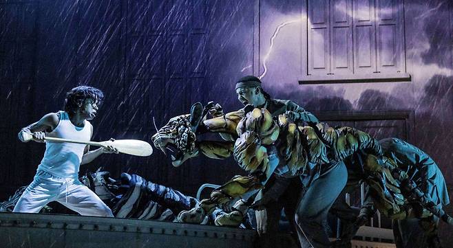 섬세한 퍼핏 연기 등 무대 예술을 감상할 수 있는 공연 ‘라이프 오브 파이’. 에스앤코 제공