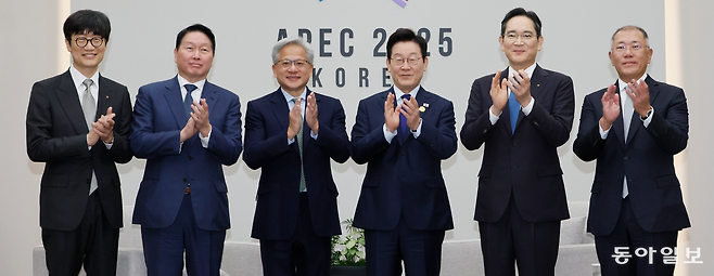 이재명 대통령이 31일 경북 경주 화백 컨벤션센터에서 젠슨 황 엔비디아(NVIDIA) 대표를 접견하며 참석자들과 기념 촬영을 하고 있다. 왼쪽부터 이해진 네이버 이사회 의장, 최태원 SK그룹 회장, 젠슨 황 엔비디아(NVIDIA) 대표, 이 대통령, 이재용 삼성전자 회장, 정의선 현대자동차그룹 회장. 경주=송은석 기자 silverstone@donga.com