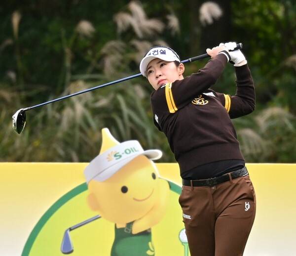 2025년 한국여자프로골프(KLPGA) 투어 에쓰오일(S-OIL) 챔피언십에 출전한 김수지 프로가 1라운드에서 경기하는 모습이다. 사진제공=KLPGA (사진을 무단으로 사용하지 마십시오.)