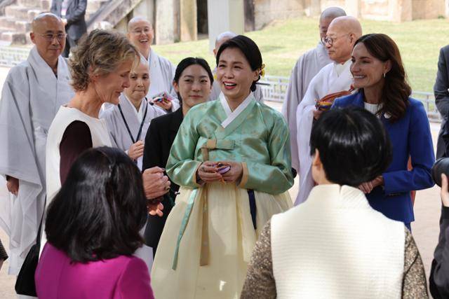 김혜경 여사가 31일 경주 불국사에서 열린 2025 아시아태평양경제협력체(APEC) 정상회의 배우자 친교 행사에 참석해 각국 정상 배우자들과 차담회 시간을 가지고 있다. 경주=연합뉴스