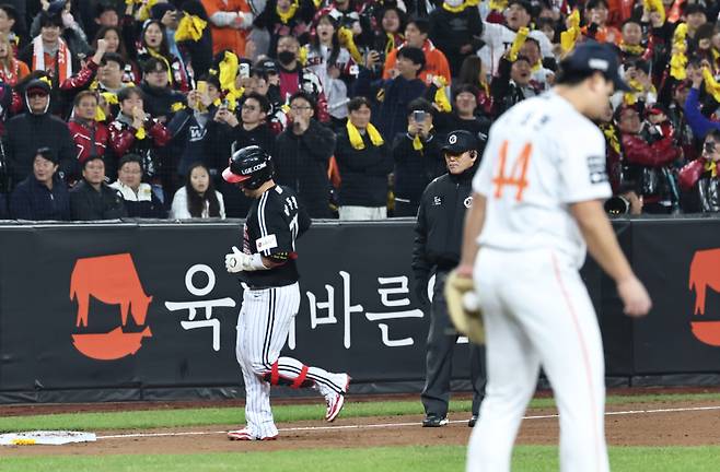 <yonhap photo-6837=""> 투런 홈런 친 LG 박동원 (대전=연합뉴스) 김인철 기자 = 30일 대전한화생명볼파크에서 열린 2025 프로야구 KBO리그 포스트시즌 한국시리즈 4차전 LG 트윈스와 한화 이글스의 경기. 9회초 무사 2루 LG 박동원이 중월 투런 홈런을 치고 그라운드를 돌고 있다. 2025.10.30 yatoya@yna.co.kr/2025-10-30 21:29:41/ <저작권자 ⓒ 1980-2025 ㈜연합뉴스. 무단 전재 재배포 금지, AI 학습 및 활용 금지></yonhap>