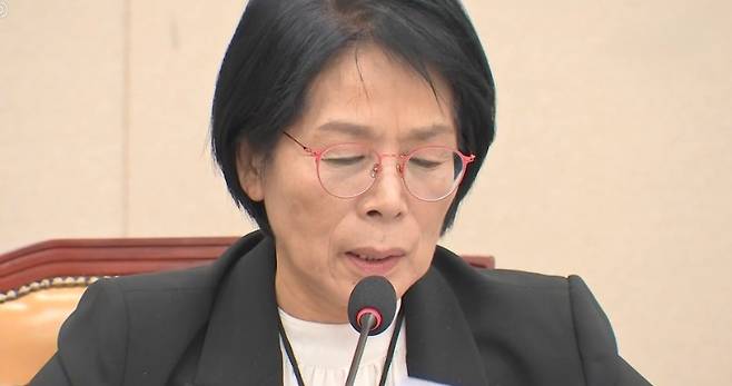 국회 감사 종료를 앞둔 30일, 최민희 과학기술정보방송통신위원장은이 자녀 결혼식 축의금 논란과 관련해 처음 사과 발언을 하고 있다. (SBS 캡처)news.sbs.co.kr/news/endPage.do