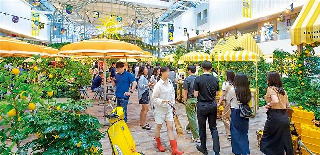 더현대서울 5층의 실내 정원 사운즈포레스트에서 방문객들이 쇼핑하고 있다. /현대백화점 제공