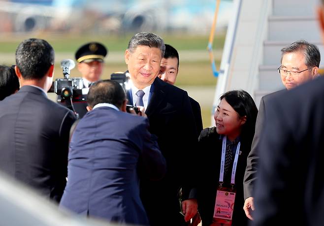 경주 APEC 정상회의 참석을 위해 국빈 방한한 시진핑 중국 국가주석이 30일 부산 김해국제공항에 도착해 이동하고 있다. 연합뉴스