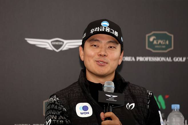 지난 26일 끝난 제네시스 챔피언십에서 우승한 이정환이 공식 기자회견에서 질문에 답하며 활짝 웃고 있다. KPGA