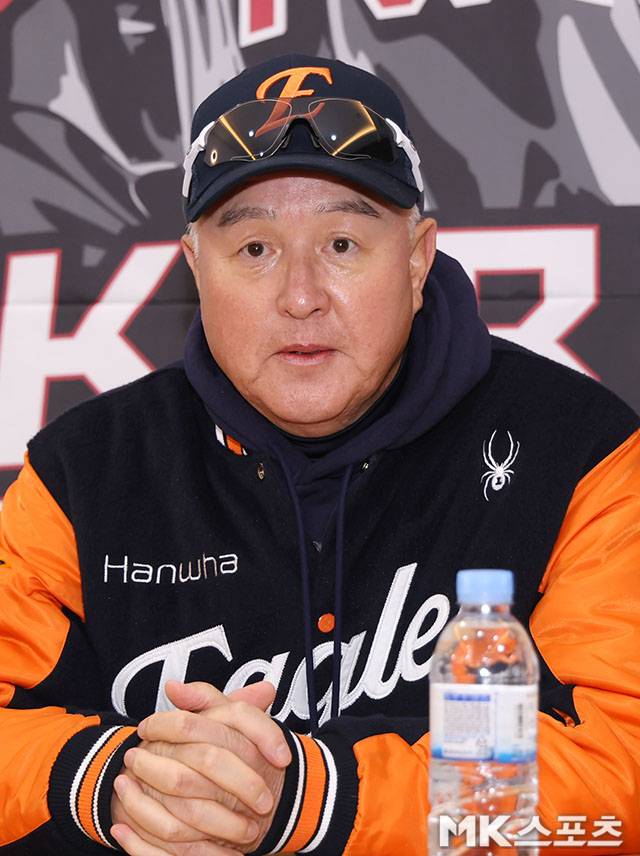 27일 오후 잠실구장에서 ‘2025 신한 SOL Bank KBO 포스트시즌’ 한화 이글스와 LG 트윈스의 한국시리즈(7전 4선승제) 2차전이 열린다. 경기에 앞서 한화 김경문 감독이 취재진들과 인터뷰를 갖고 있다. 사진=김영구 기자