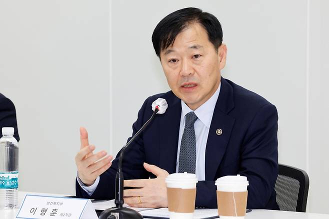 이형훈 보건복지부 제2차관이 31일 서울 서초구 국제전자센터 중회의실에서 국내 주요 정보통신서비스 제공 기업들과 자살 예방을 위한 간담회를 주재하면서 발언하고 있다./사진= 복지부