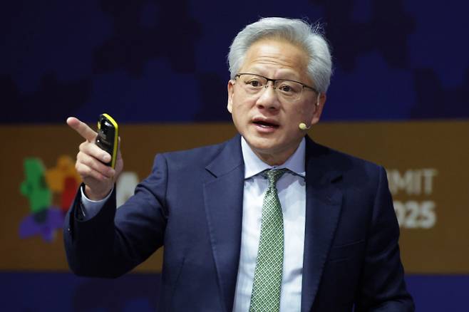 지난 31일 경북 경주예술의전당에서 열린 아시아태평양경제협의체(APEC) CEO 서밋에서 특별세션 기조연설을 하고 있는 젠슨 황 CEO. /사진=뉴시스