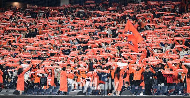 31일 오후 대전 한화생명 볼파크에서 진행된 '2025 신한 SOL Bank KBO 한국시리즈 5차전' LG트윈스-한화 이글스와의 경기. 한화 팬들이 응원을 펼치고 있다./대전 = 곽경훈 기자