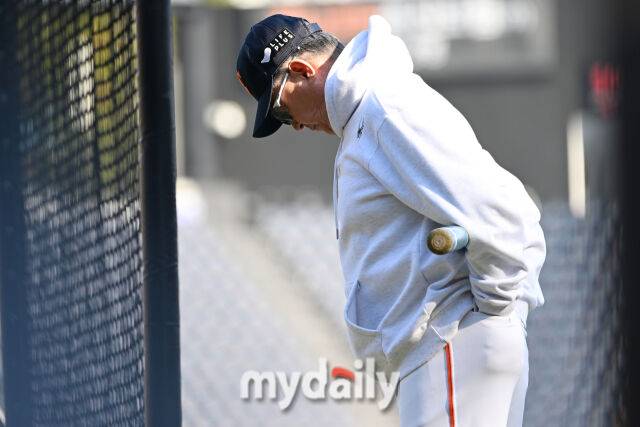 31일 대전 한화생명 볼파크 야구장에서 열린 '2025 신한 SOL 뱅크 KBO 한국시리즈 5차전' LG 트윈스와 한화 이글스 경기. 한화 김경문 감독이 경기 전 훈련을 지켜보며 싱각에 빠져있다./대전 = 한혁승 기자