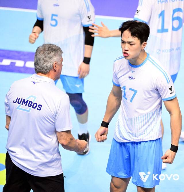 대한항공 헤난 감독과 임동혁./KOVO