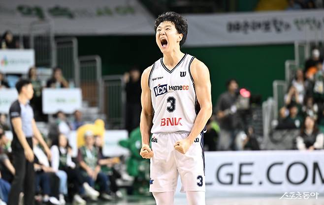 KCC 허웅이 16일 원주DB프로미아레나에서 열린 DB와 원정경기에서 4쿼터 종료 7초 전 역전 3점슛을 터트린 뒤 포효하고 있다. 사진제공|KBL