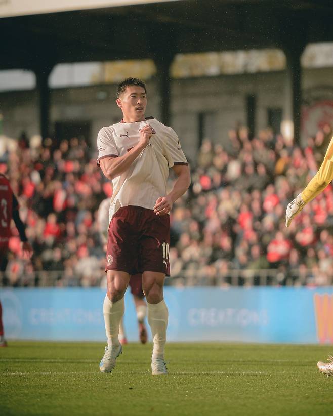 FC미트윌란 조규성이 27일(한국시간) 덴마크 프레데리시아의 몬야사 파크에서 열린 2025~2026 덴마크 프로축구 수페르리가 13라운드 프레데리시아전에서 시즌 4호골을 터뜨린 뒤 골 세리머니를 하고 있다. /사진=미트윌란 SNS 캡처