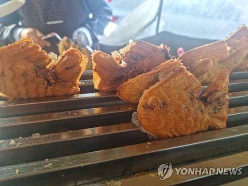 '붕어빵 한 마리 물고 가세요' (서울=연합뉴스) 서윤호 인턴기자 = 지난 28일 서울 시청역 인근의 노점에서 팔고 있는 붕어빵. 2025.10.31