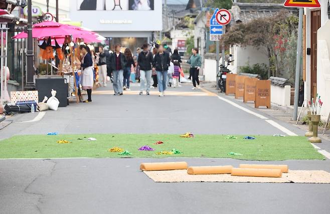 한산한 전통놀이 체험장 (경주=연합뉴스) 박세진 기자 = 2025 경주 아시아태평양경제협력체(APEC) 정상회의가 시작된 31일 정오께 경주 관광지 황리단길 전통놀이 체험장이 한산한 분위기다. 2025.10.31 psjpsj@yna.co.kr