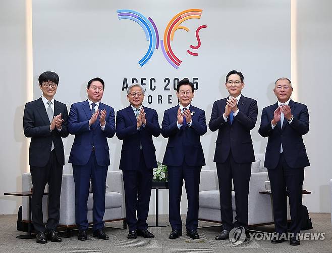 젠슨 황 만난 이재명 대통령 (경주=연합뉴스) 김도훈 기자 = 이재명 대통령이 31일 APEC 정상회의장인 경주화백컨벤션센터에서 젠슨 황 엔비디아 최고경영자 접견에 앞서 국내 기업 대표들과 함께 기념촬영을 하고 있다.
왼쪽부터 이해진 네이버 이사회 의장, 최태원 SK그룹 회장, 젠슨 황, 이재명 대통령, 이재용 삼성전자 회장, 정의선 현대차그룹 회장. 2025.10.31 superdoo82@yna.co.kr