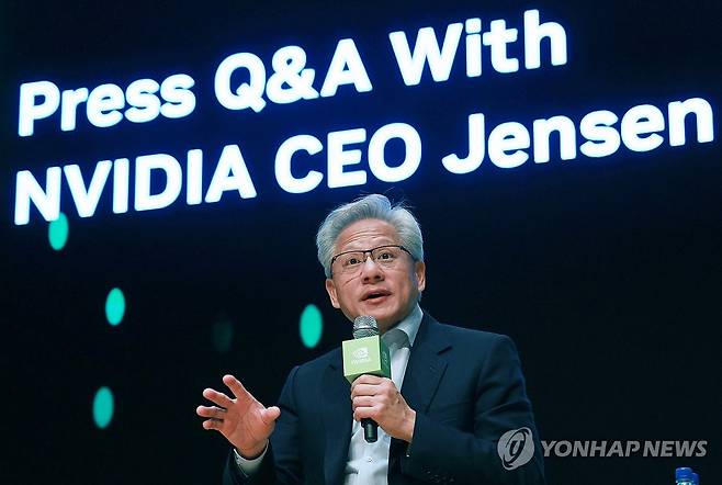 발언하는 젠슨 황 (경주=연합뉴스) 한종찬 기자 = 젠슨 황 엔비디아 최고경영자가 31일 경북 경주 예술의전당 원화홀에서 열린 2025년 아시아태평양경제협의체(APEC) 경주 엔비디아 기자간담회에서 취재진 질문에 답하고 있다. 2025.10.31 saba@yna.co.kr