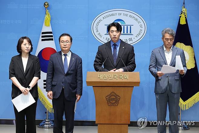 민주당 정치검찰 조작기소 대응 특위 브리핑 (서울=연합뉴스) 박동주 기자 = 더불어민주당 정치검찰 조작기소 대응 특위 소속 의원들이 21일 서울 여의도 국회 소통관에서 대장동 사건 관련 현안 브리핑을 하고 있다. 2025.9.21 pdj6635@yna.co.kr